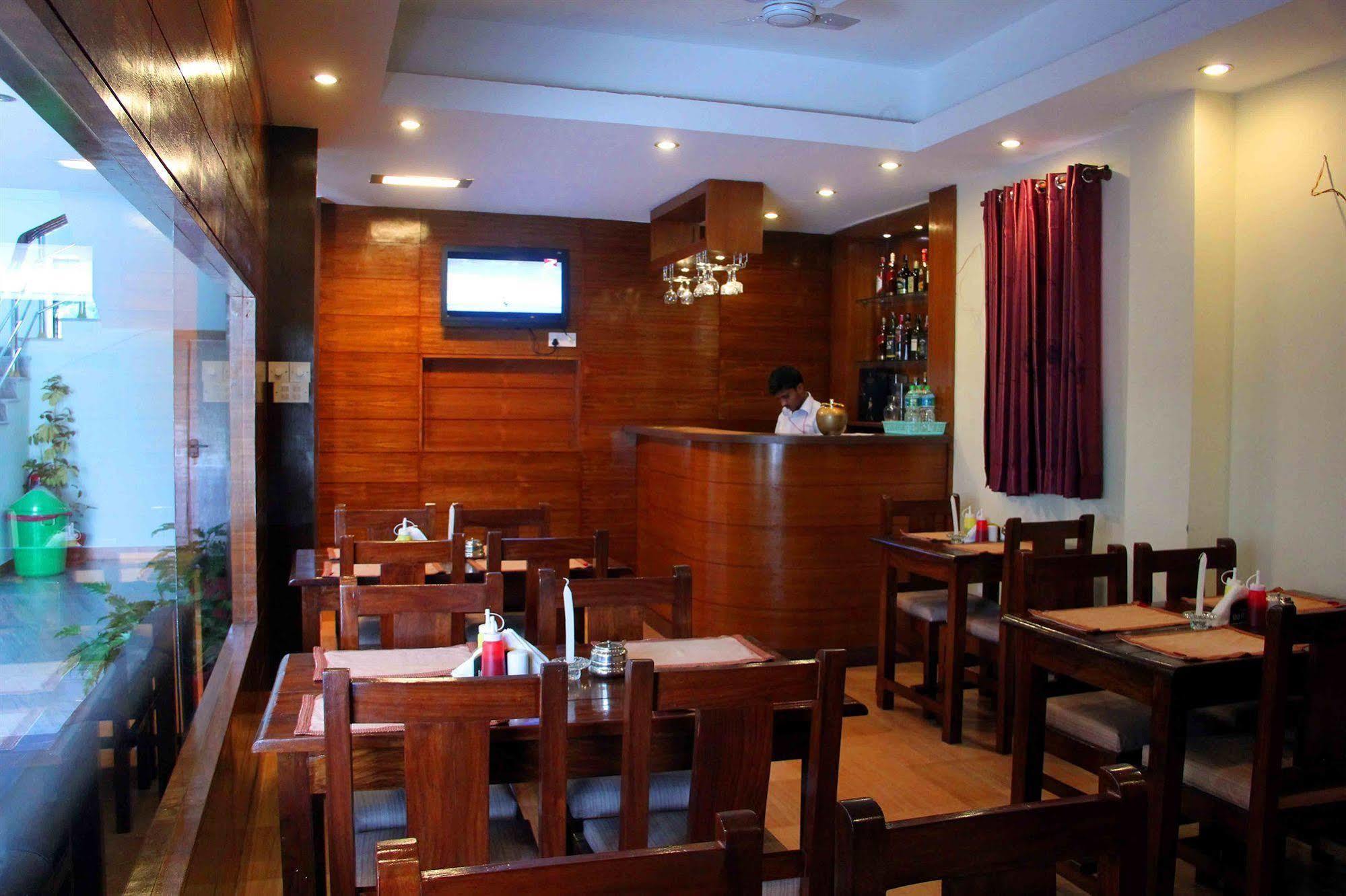 Hotel Tara Покхара Экстерьер фото